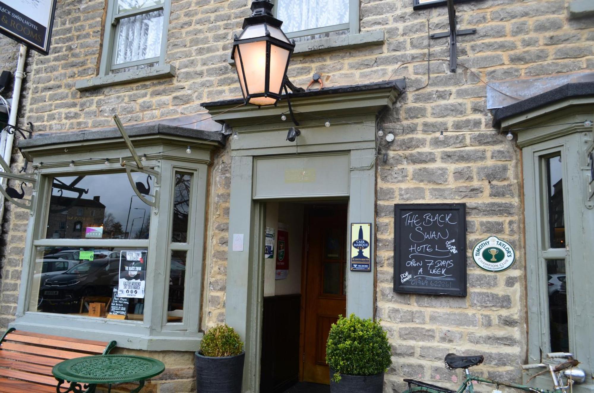 The Black Swan Hotel Leyburn Exterior photo